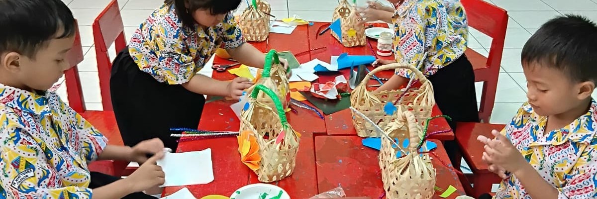 Kegiatan membuat keranjang Paskah
